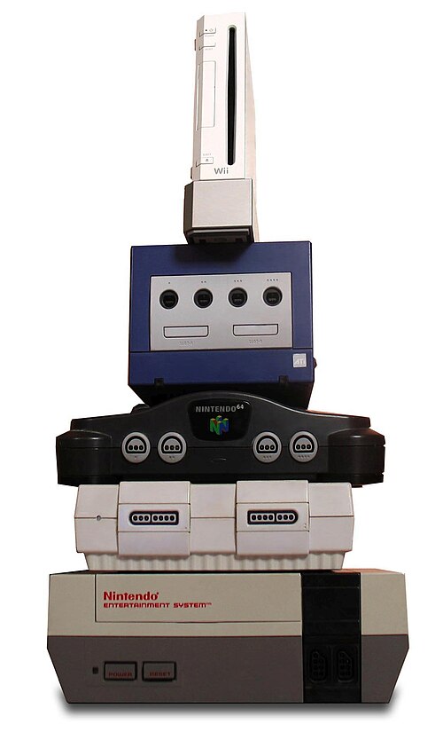 積み重ねられたゲーム機。その中でWiiが最も小さい。