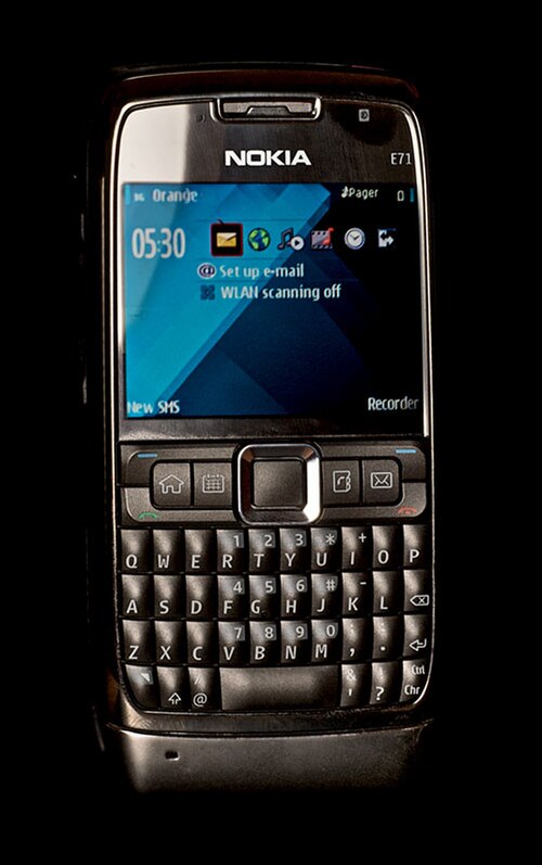 QWERTYキーボード搭載のNokia E71。