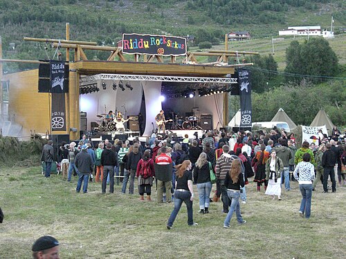 2007 年の Riddu Riđđu フェスティバルでロック バンドの演奏を見るために集まった群衆。