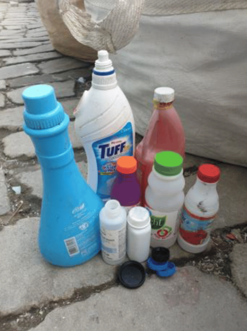 高密度ポリエチレン（HDPE）は丈夫な容器の製造に使用され、透明な容器はPETで作られる場合がある。
