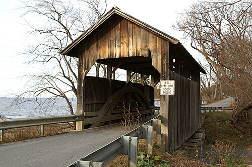 レイクロードにあるホームズクリーク屋根付き橋
