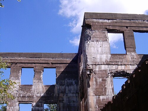 窓の穴から青い空が見える、崩れかけた石垣。