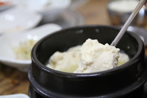 トゥッペギに盛り付けた茹でスンドゥブ（極上の柔らかい豆腐）