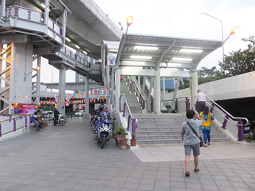 駅入口