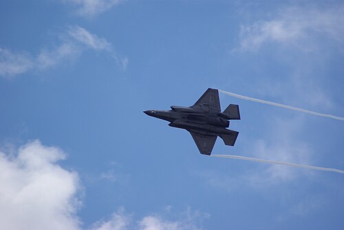 旋回中のロッキード・マーティンF-35ライトニングII。翼端渦が見られる。
