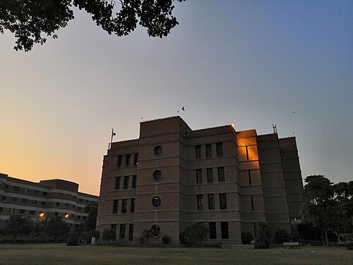 夕方の図書館建物の東側のファサード