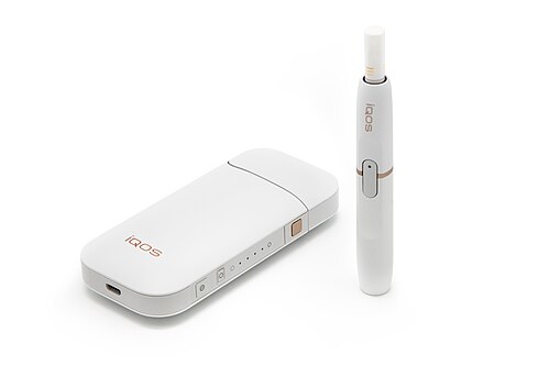 フィリップモリスインターナショナルのiQOSデバイスと充電器、タバコスティック。
