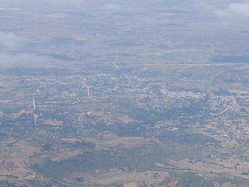 ハナン山から見た町の空撮写真。