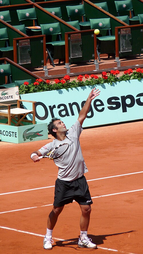 ローラン・レクデルクが2010年全仏オープンでサーブを打つ