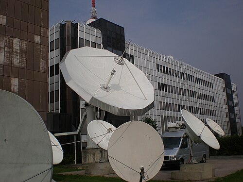 ザグレブのHRTビルにある明るい色の衛星放送受信アンテナ