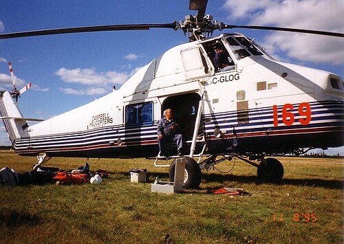 S-58T、コールサイン Helitack 169、プロジェクト火災に向かう準備完了、オンタリオ州ドライデン、1995 年