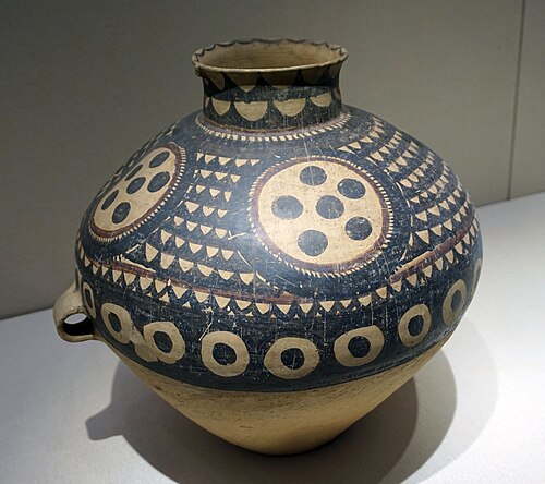 半山型の点模様の陶器壺。中国仰韶文化の作品。紀元前 2700～2300 年。甘粛省博物館 (蘭州)