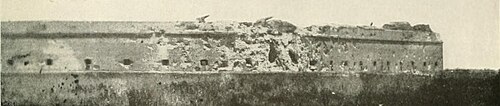沼地の向こう側にある壺型の砦のパノラマ写真(a)南壁(左)と(b)東壁(右)、(c)南東の角にある2つの大きな穴