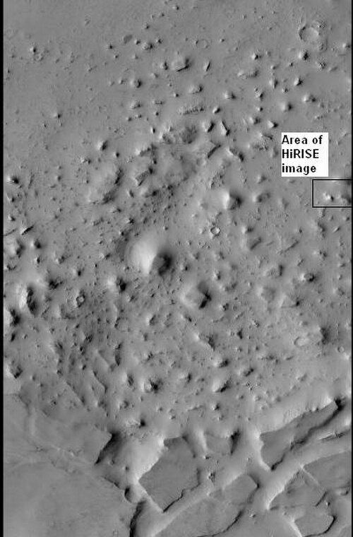 HiRISE からの次の画像では、ボックスで囲まれた領域が示されています。隆起部と台地は、おそらく古いクレーターの堆積物の浸食によって形成されたものと思われます。