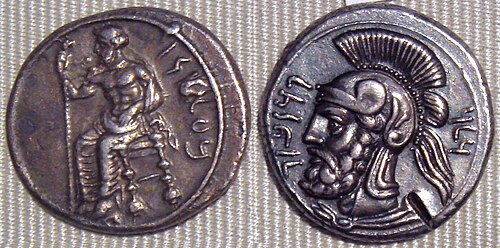 ファルナバゾス2世（紀元前380～375年）のダブルシェケル貨に描かれた、玉座に座るバアルタル（表面）とアレスの頭部（裏面）。