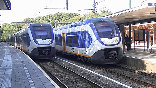 バーン駅に停車中のSLT複数車両2編成