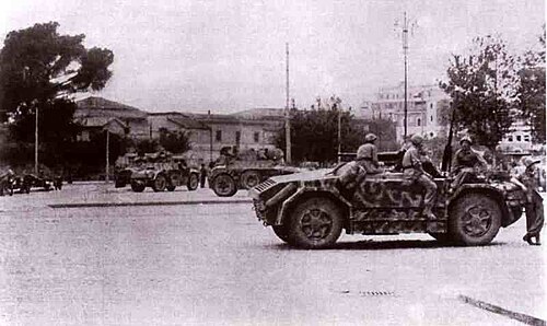1943 年 9 月 9 日、サン・パオロ門の衝突前夜、ローマの自動車化突撃大隊の AS42 メトロポリターナ。