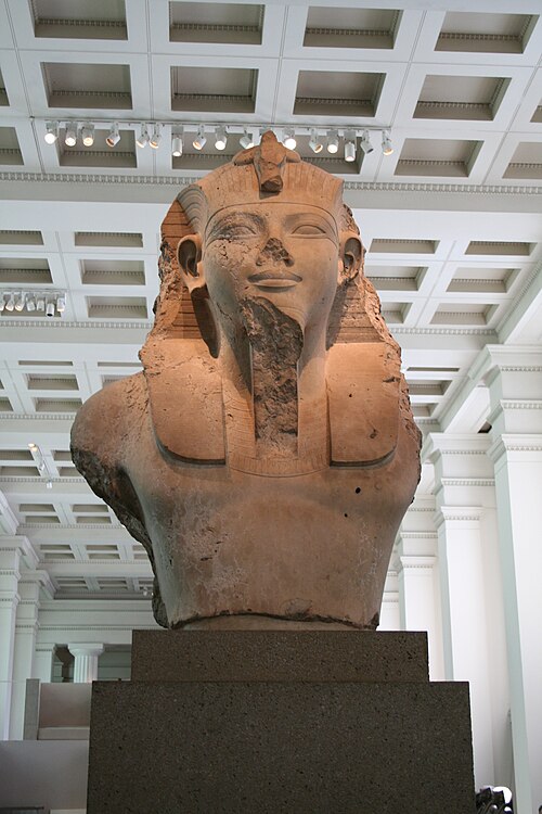 部屋 4 – アメンホテプ 3 世の巨大像、紀元前 1370 年頃