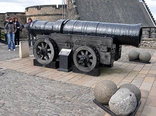 モンス・メグは、1449年に建造された中世のボンバード（武器）である。