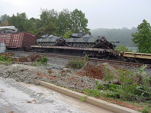 脱線した貨車に積まれた米陸軍の戦車