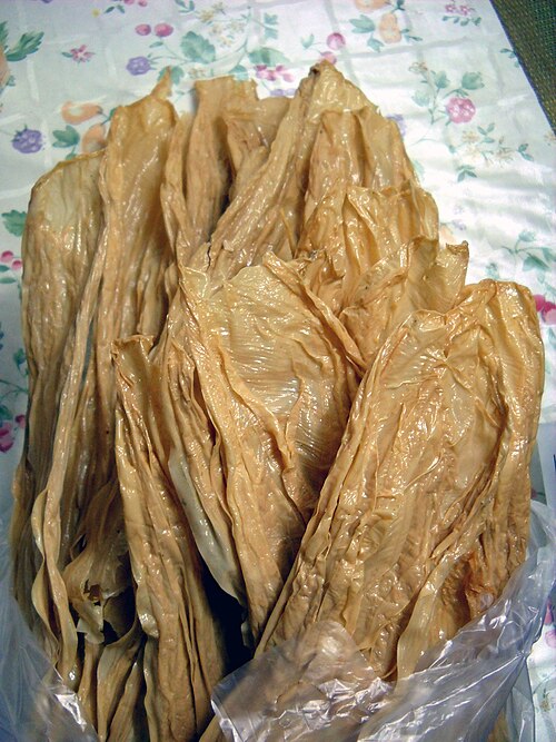 豆腐の皮は、乾燥した葉やシートの形で販売されることが多いです。