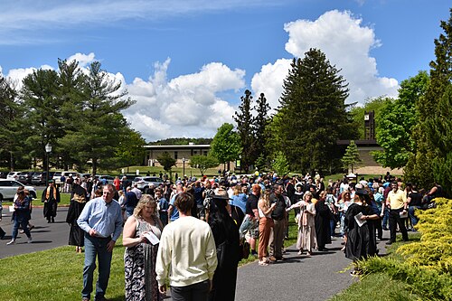ACM カンバーランド キャンパスに集まった 22 年春の卒業生、家族、友人たち