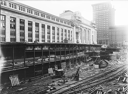 建設中の駅横の広大な掘削エリア