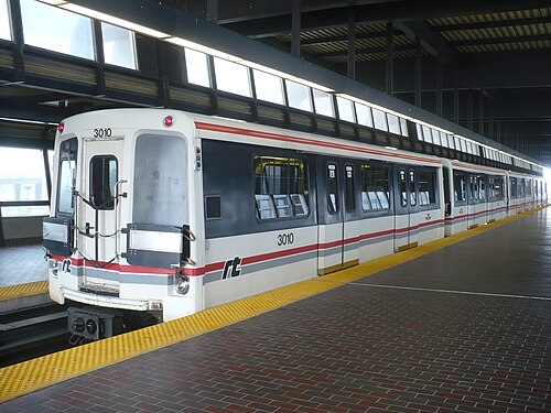 ケネディ駅に停車中の旧塗装のSシリーズ