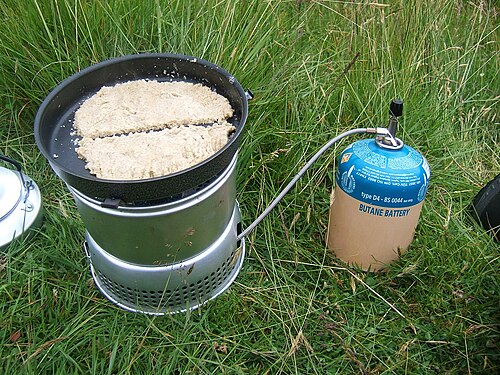 屋外で焼かれるオートケーキ