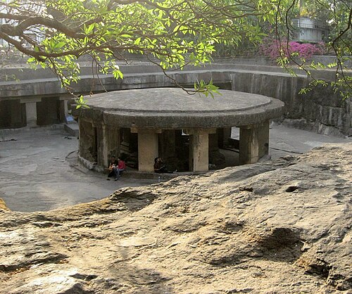 3 つの聖域を持つ 13 世紀のホイサラ寺院