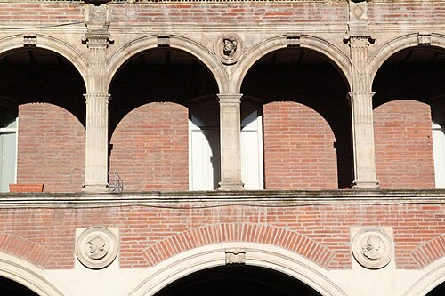 Arcades, medallions and capitals.
