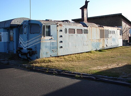 E1220号の車体。SARブルーとウィスカーの塗装に塗り直され、ベルビル車両基地のクラブハウスとして使用されている。2009年3月28日
