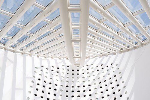 スノヘッタ設計によるサンフランシスコ近代美術館の天井（2016年）、繊維強化プラスチックで覆われている