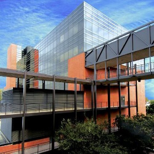 工学部では、工学、コンピュータ科学、工学技術の分野における理学士号取得につながる4年制のカリキュラムに加え、修士号および博士号取得プログラムを提供しています。