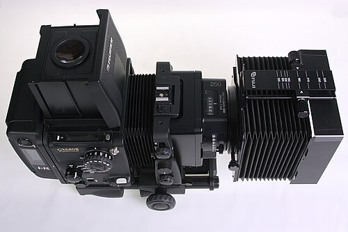 ロングベローズ付き Fuji GX680III プロフェッショナルボディ、折り畳み式ウエストレベルファインダー（フリップアップ拡大鏡付き）、ロールフィルムホルダー IIIN（縦向き）、EBC Fujinon レンズ GX 250mm 1:5.6（ベローズレンズシェード II 搭載）
