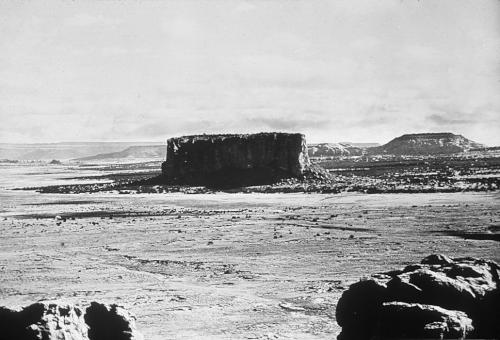 1899年にアコマから撮影されたエンチャンテッド・メサの写真