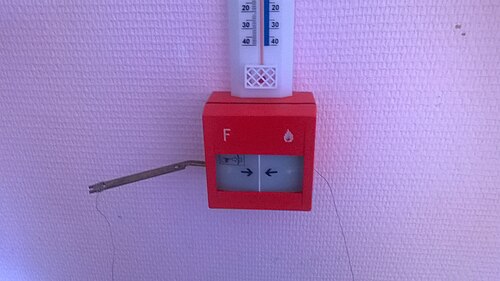 旧型のルグラン製手動式火災報知器。この火災報知器は、レバー型のキーを使ってリセットします。
