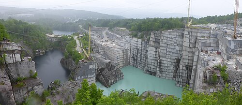 バーモント州バーレのロック オブ エイジズのパノラマ