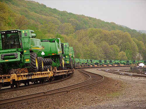 ペンシルベニア州タイロンで鉄道輸送されているジョンディアのコンバイン収穫機。