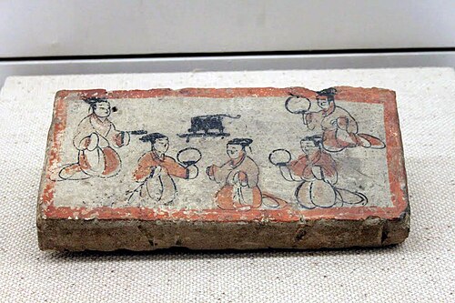 三国時代のジャケットとスカートを着た女性たちのグループを描いたレンガ壁画。
