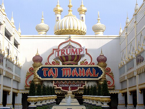 アトランティックシティにあるカジノ、トランプ・タージマハルの入り​​口。インドのタージマハルを彷彿とさせるモチーフが用いられている。