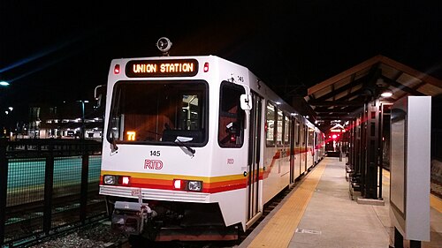 ジェファーソン郡駅からデンバーのユニオン駅へ戻るWラインの列車。