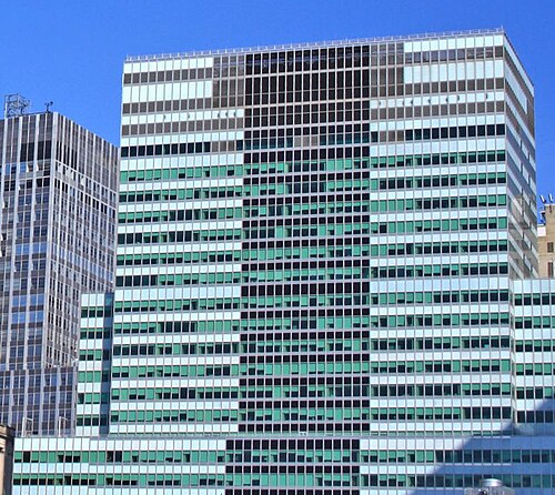 2ブロードウェイ超高層ビルの青緑と黒のファサード