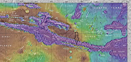 コプラテス峡谷付近の地形を示すラベル付き地図。矢印は、後続のHiRISE画像における繰り返し出現する斜面線状構造の位置を示している。