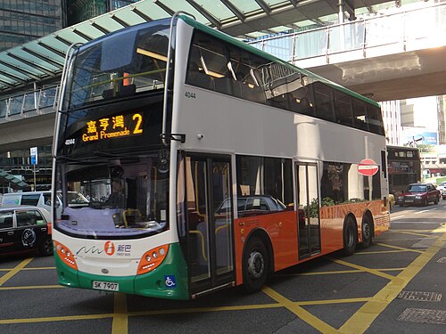2013 年に導入された Alexander Dennis Enviro500 MMC。