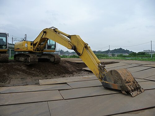 住友製油圧ショベルSH200。2008年、千葉県の8～10台収容可能な保管/駐車場に置かれている。