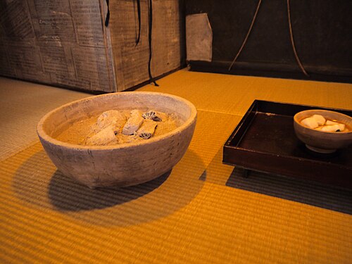 江戸時代以前の原始的な火鉢（深川江戸博物館）