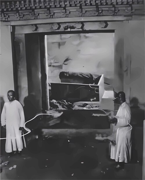 1928年以降の略奪事件調査の一環として撮影された、西太后の墓室の状態。背景には、捨てられた遺体、埋葬用の布、破損した棺が写っている。