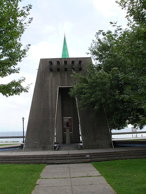トロントのサー・カジミール・グゾフスキー公園にあるグゾフスキー記念碑