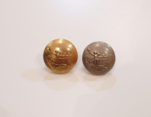 ROC（王立カナダ軍）の金属製チュニックボタン（金メッキの士官用ボタンより直径が3mm大きい）。エリザベス朝時代の灯台船が海岸の風景の中に描かれている。